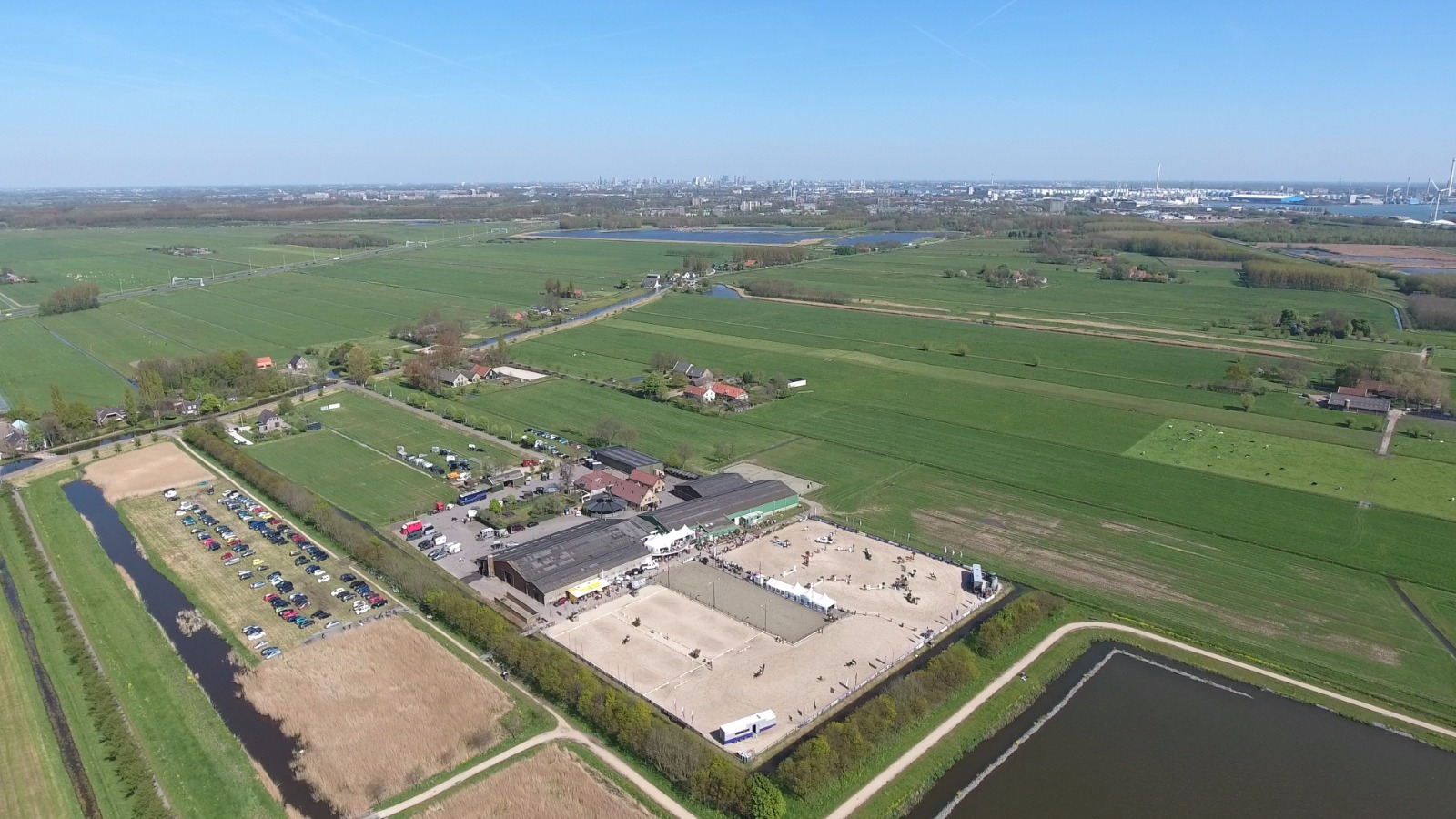 Luchtfoto manege Middenhof